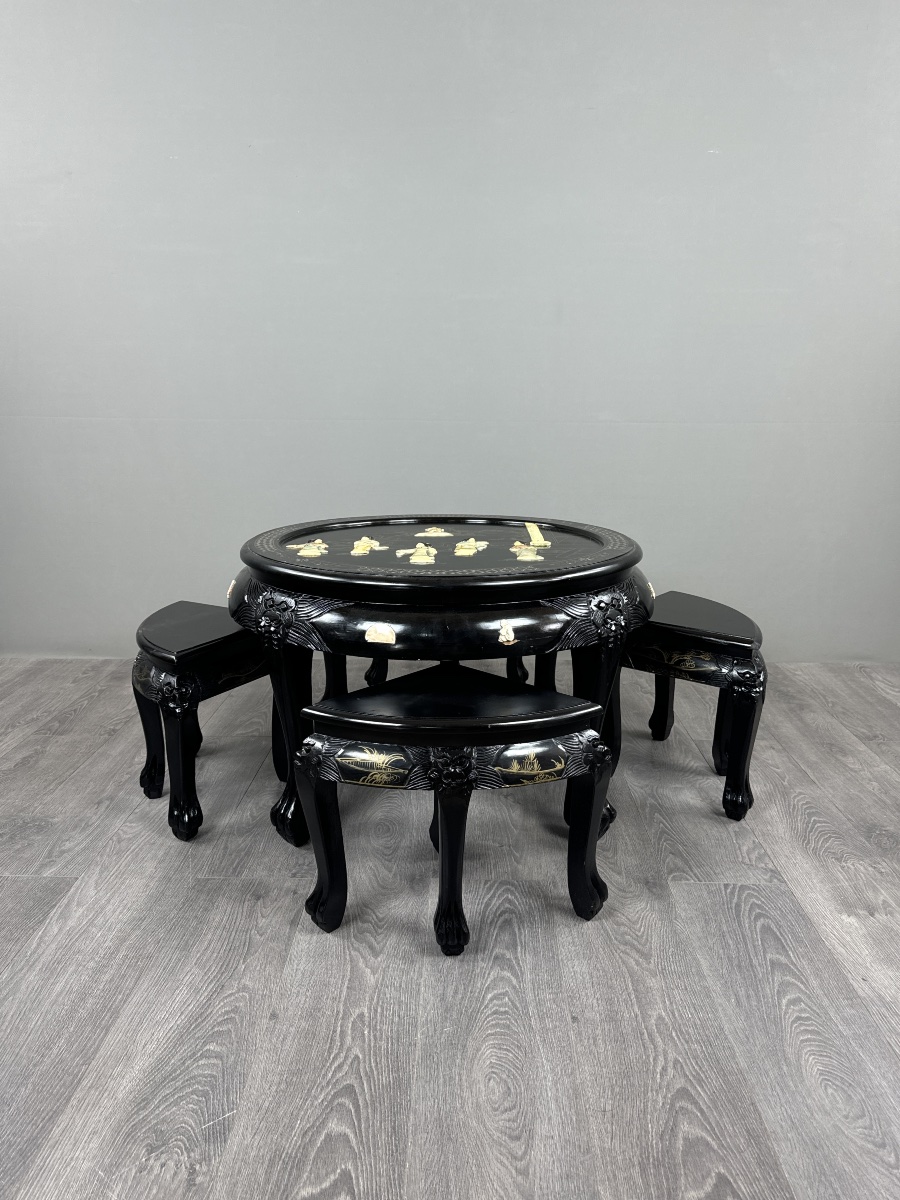 Table asiatique en bois laqué noir avec quatre tabourets, XXe Siècle-photo-3