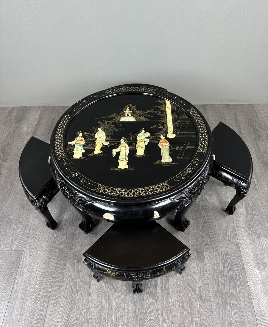 Table asiatique en bois laqué noir avec quatre tabourets, XXe Siècle