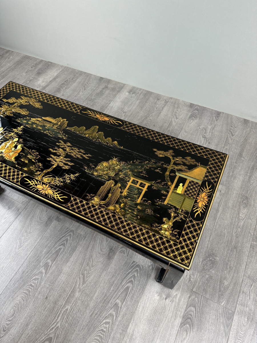 Table basse asiatique en bois laqué noir, décor peint, XXe Siècle-photo-1