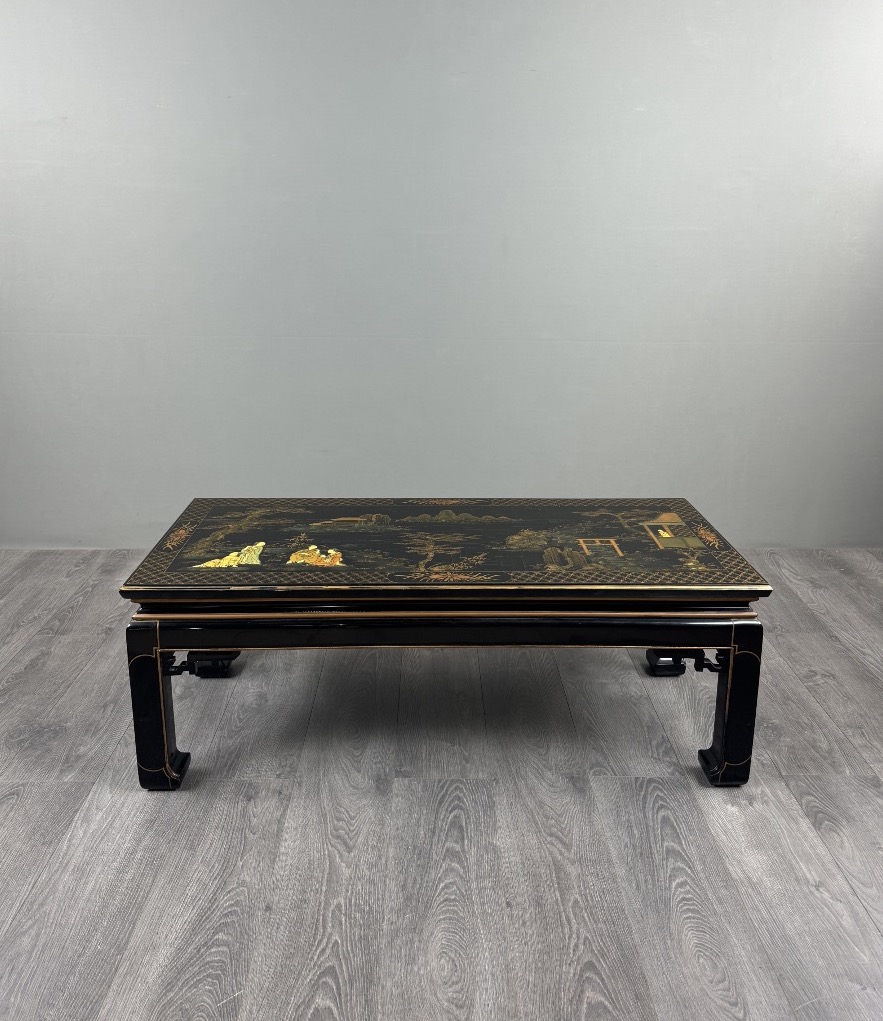 Table basse asiatique en bois laqué noir, décor peint, XXe Siècle