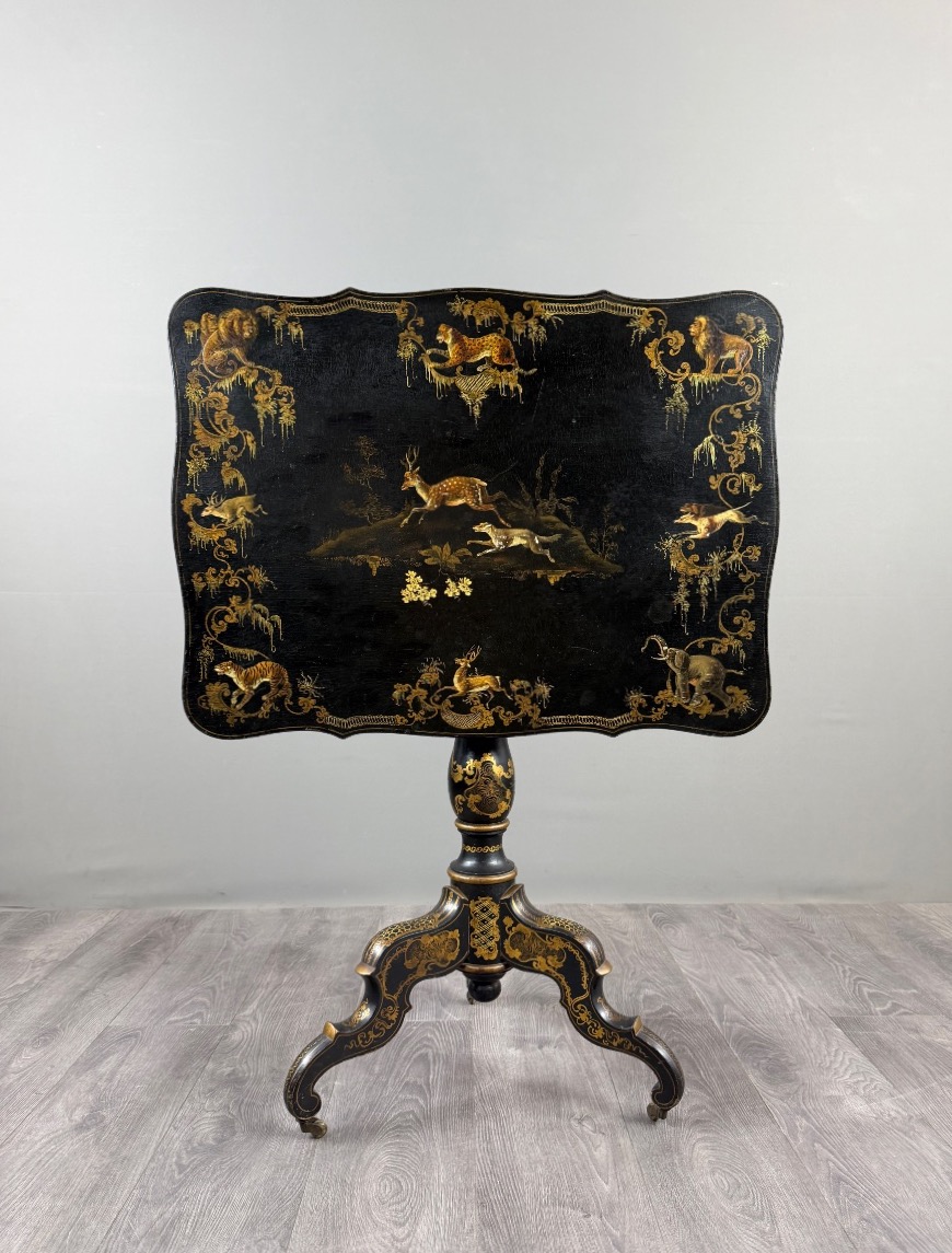 Table pliante Napoléon III en bois laqué noir et décor doré, XIXe siècle
