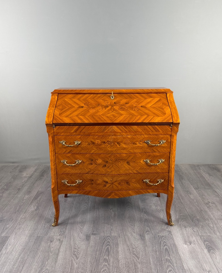 Secrétaire à abattant de style Louis XV en bois de placage et marqueterie, XIXe Siècle