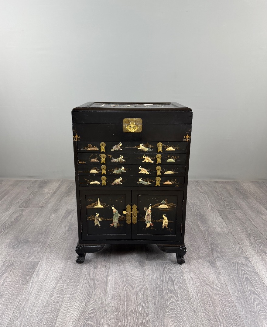Cabinet chinois en laque noire, XIXe siècle