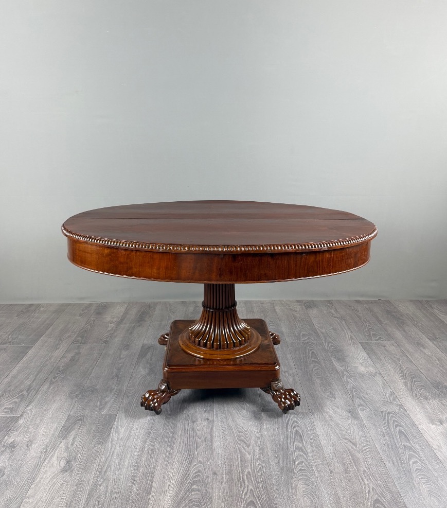 Table ovale de style Empire à pied central, XIXe siècle