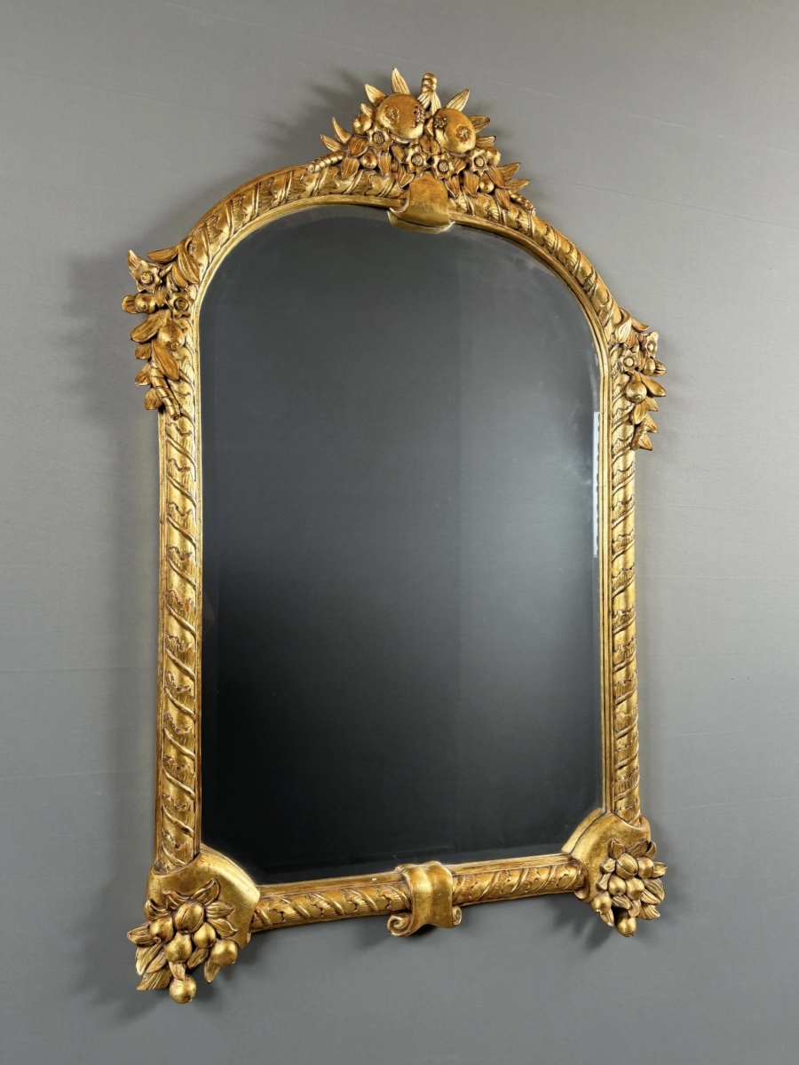 Miroir en bois sculpté et doré à décor de fruits et de fleurs, XXe siècle-photo-2