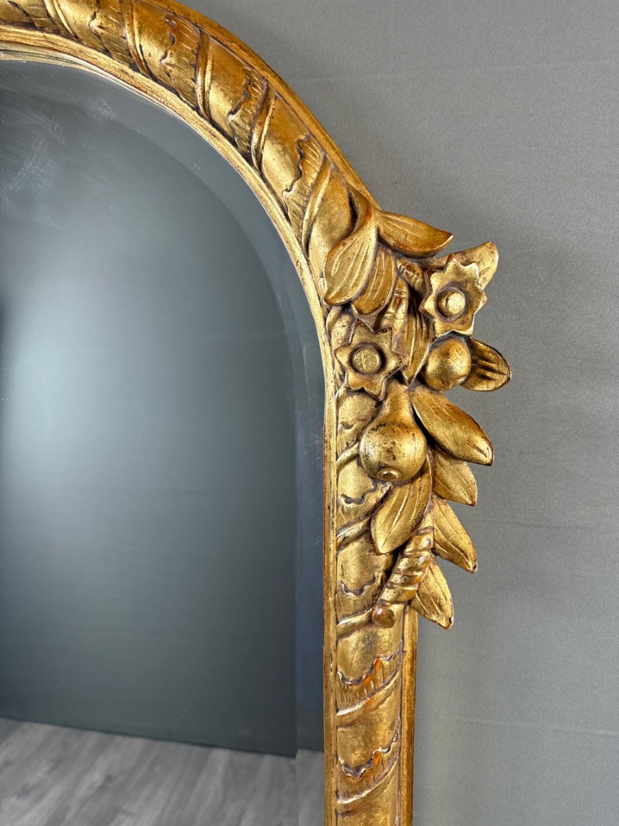 Miroir en bois sculpté et doré à décor de fruits et de fleurs, XXe siècle-photo-1