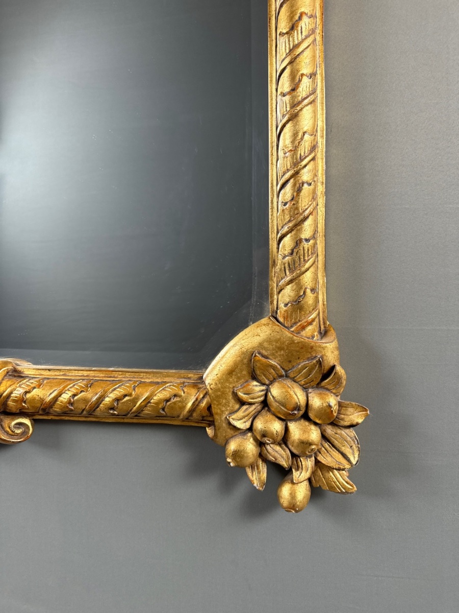 Miroir en bois sculpté et doré à décor de fruits et de fleurs, XXe siècle-photo-3