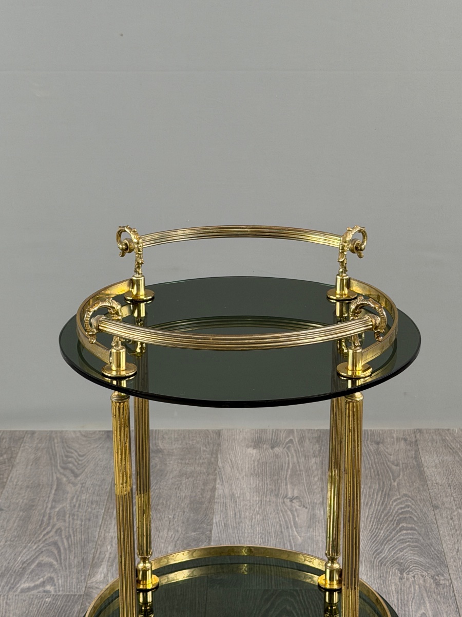 Table desserte roulante en métal doré et verre fumé, XXe siècle-photo-2