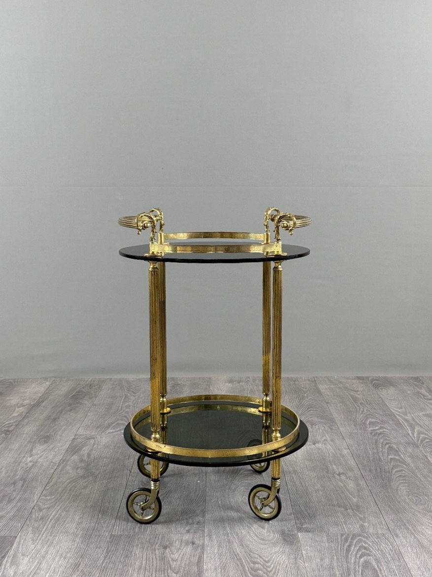 Table desserte roulante en métal doré et verre fumé, XXe siècle-photo-3