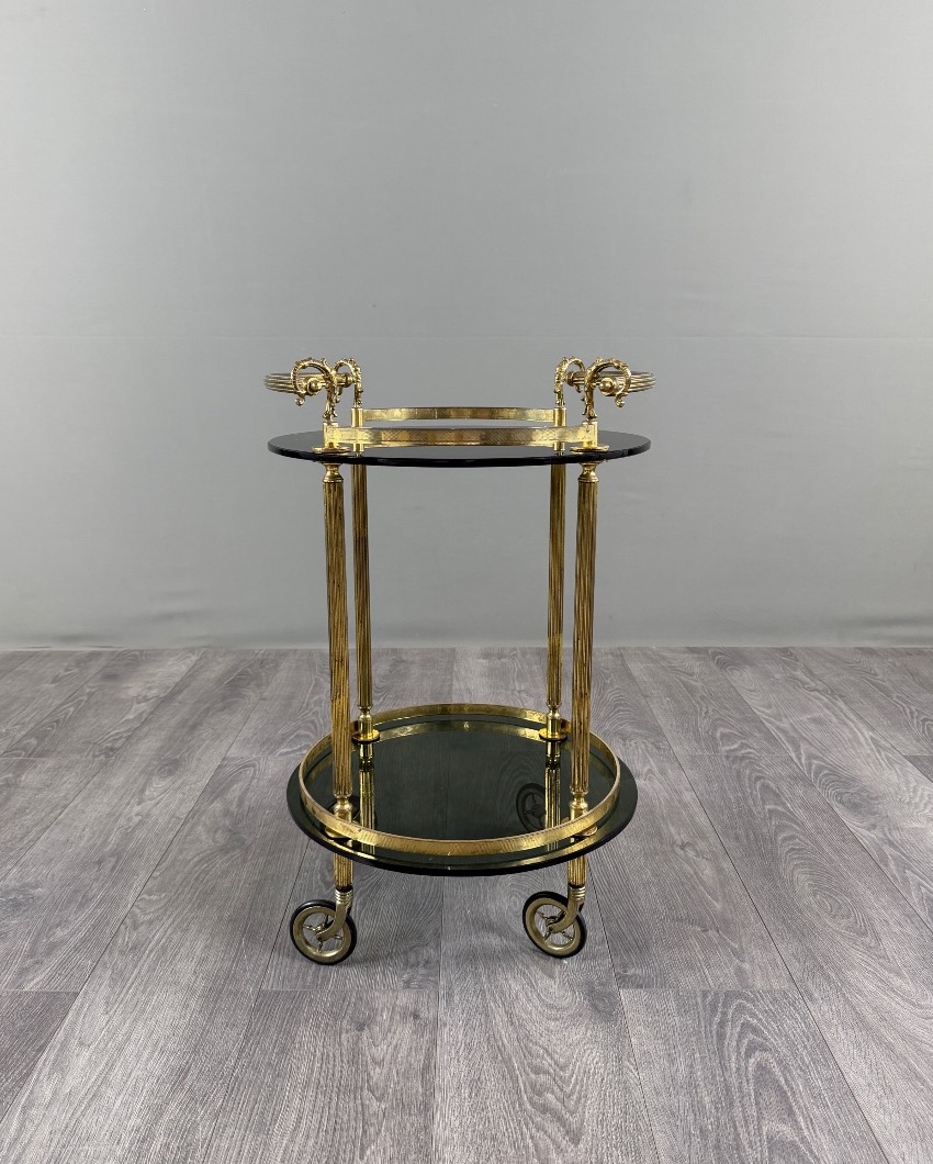 Table desserte roulante en métal doré et verre fumé, XXe siècle