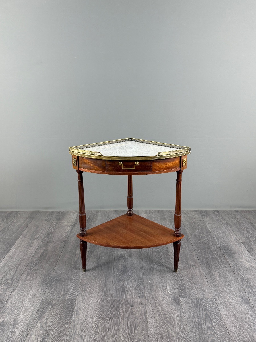Table d’appoint d’angle de style Louis XVI, XIXe siècle