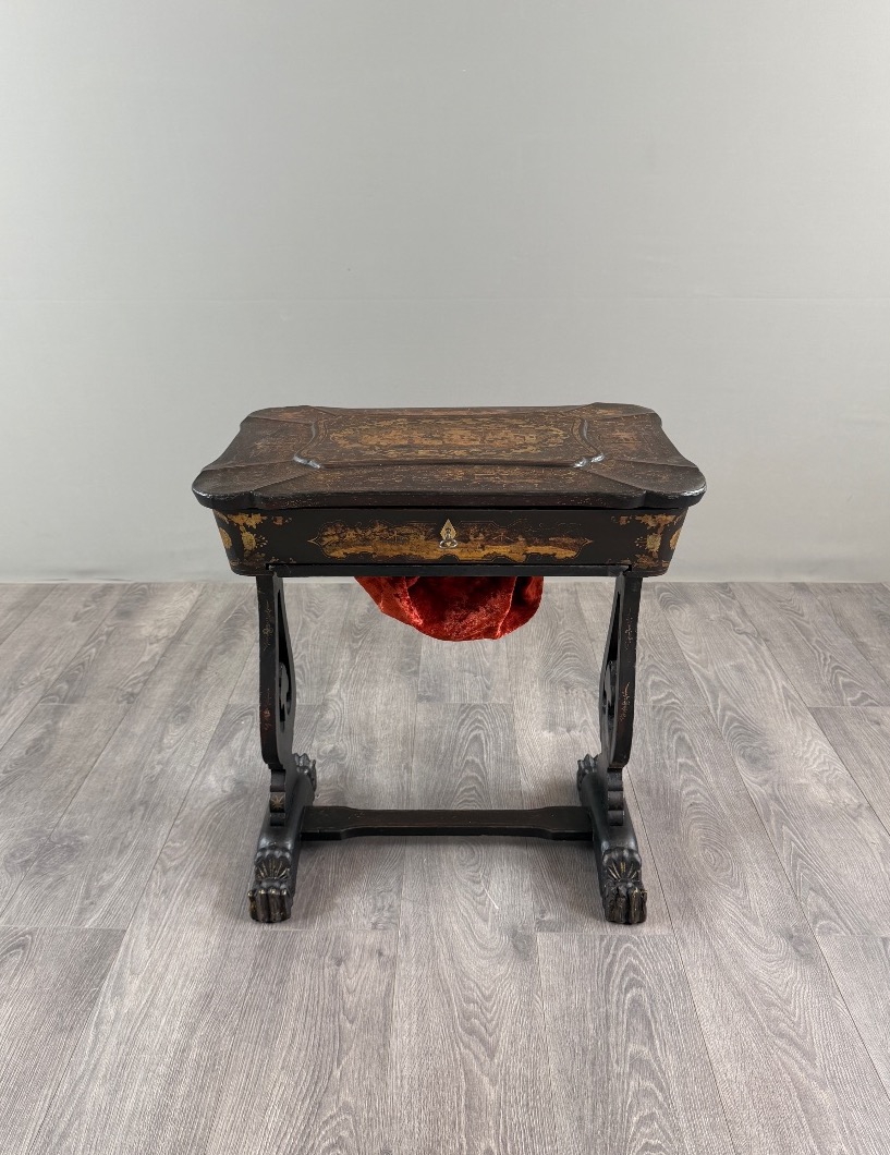Meuble nécessaire de couture Napoléon III en bois noirci, XIXe Siècle