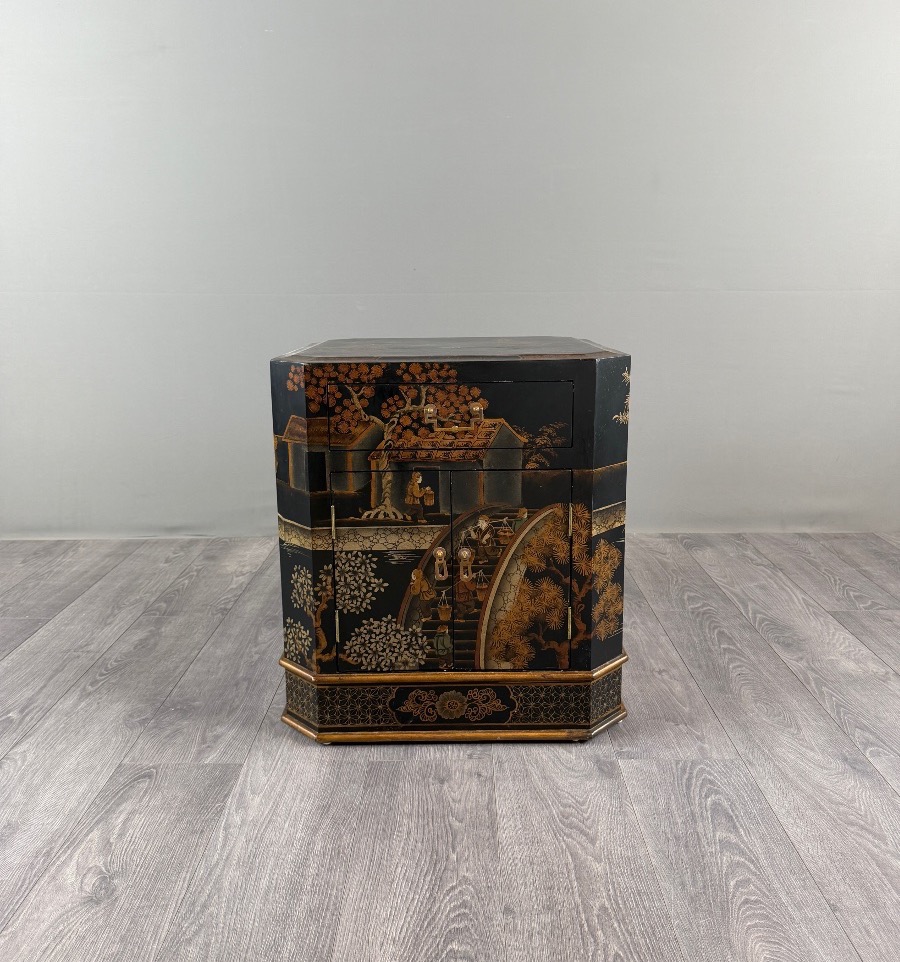 Cabinet japonais en laque noire, XIXe siècle