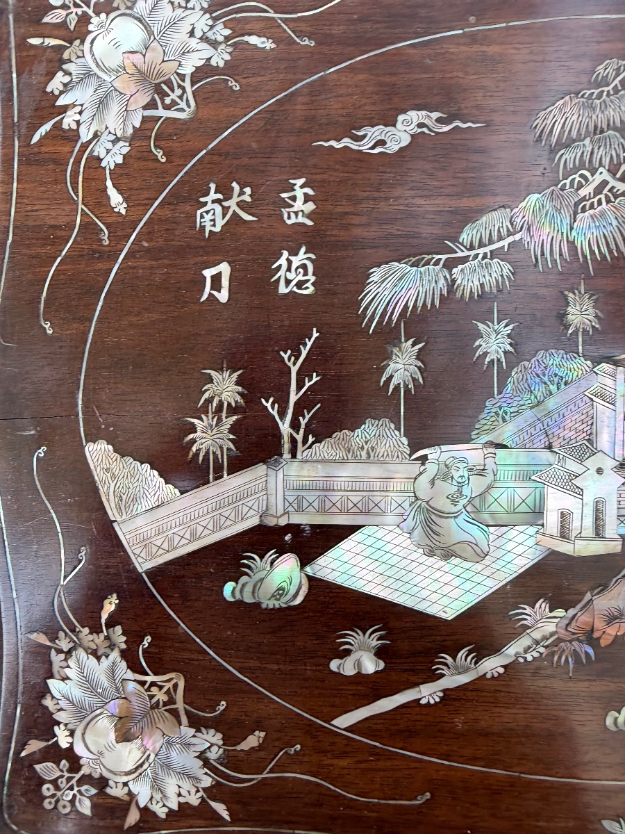 Paire de tables de chevet vietnamiennes en bois sculpté et incrustations de nacre, XXe Siècle-photo-2