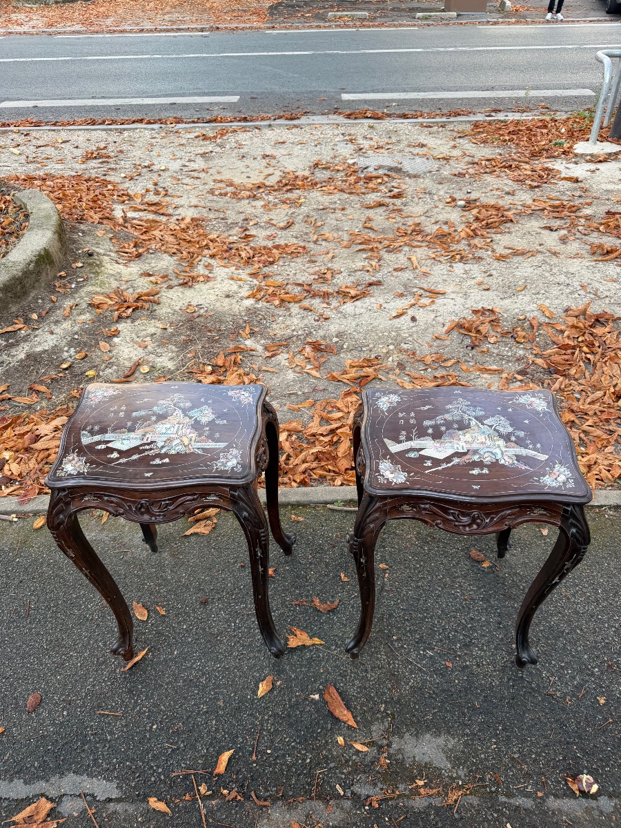 Paire de tables de chevet vietnamiennes en bois sculpté et incrustations de nacre, XXe Siècle-photo-1