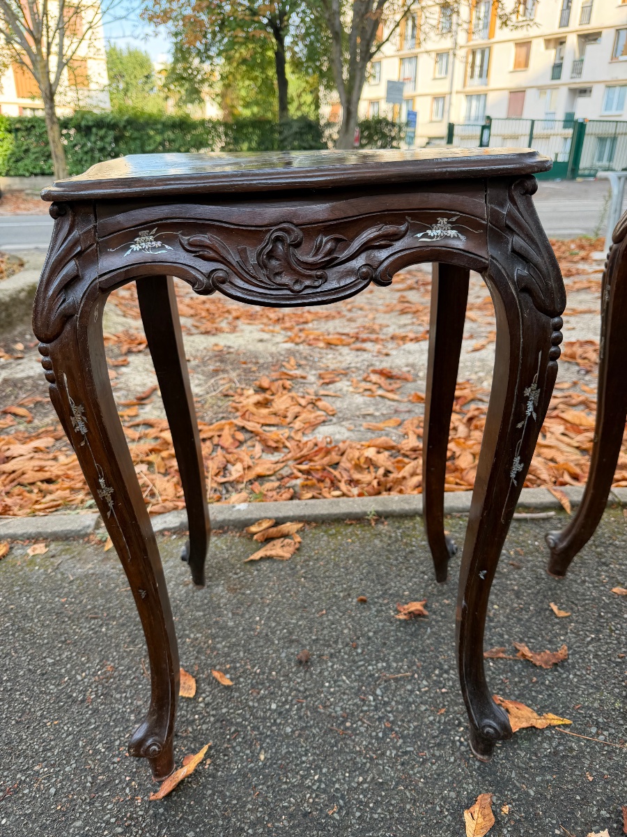 Paire de tables de chevet vietnamiennes en bois sculpté et incrustations de nacre, XXe Siècle-photo-2