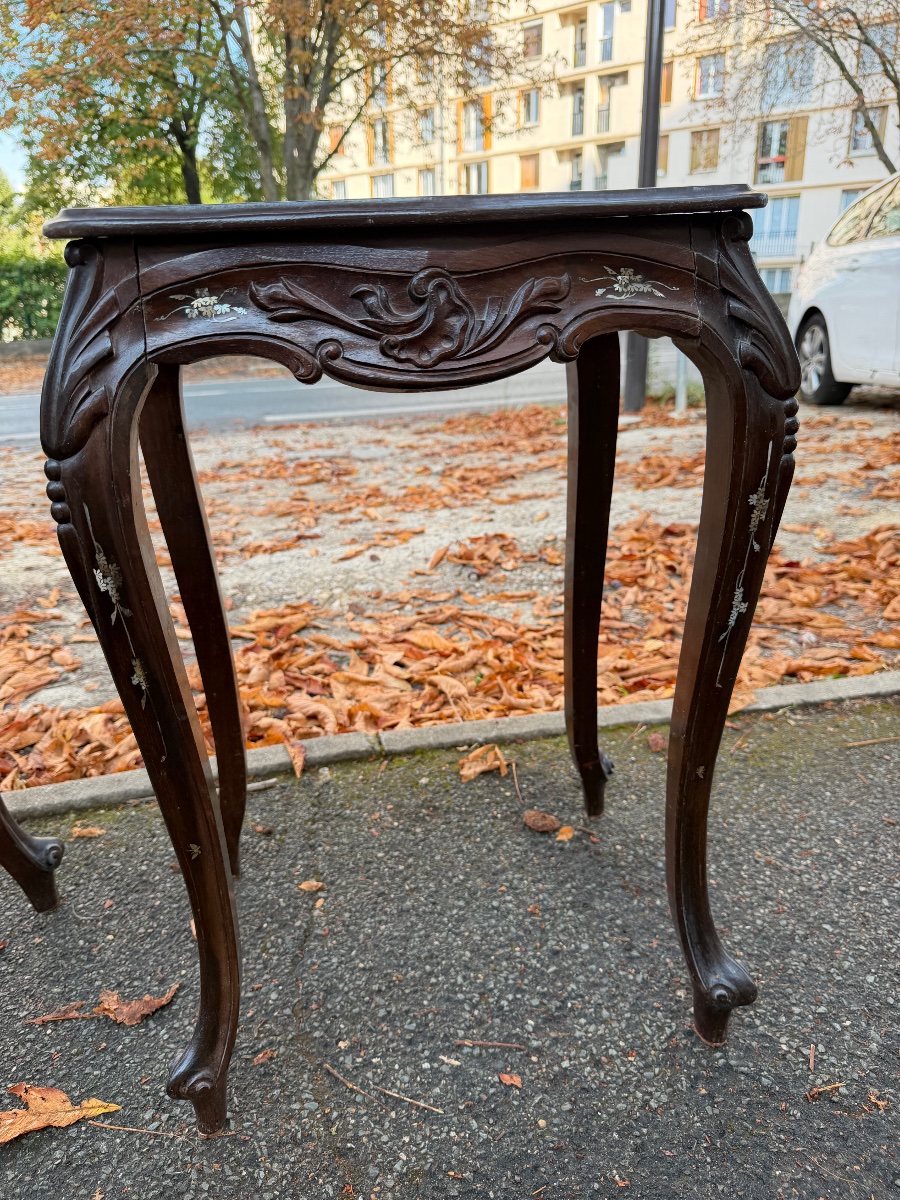 Paire de tables de chevet vietnamiennes en bois sculpté et incrustations de nacre, XXe Siècle-photo-4