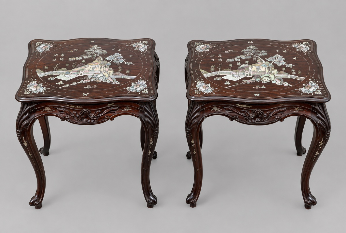 Paire de tables de chevet vietnamiennes en bois sculpté et incrustations de nacre, XXe Siècle