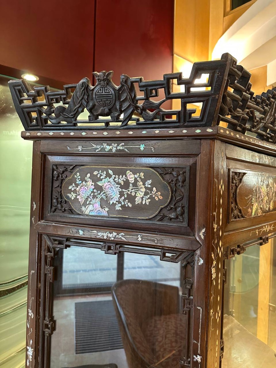 Vietnamese Display Cabinet Made Of Carved Exotic Wood With Mother-of-pearl Inlays, 20th Century-photo-4