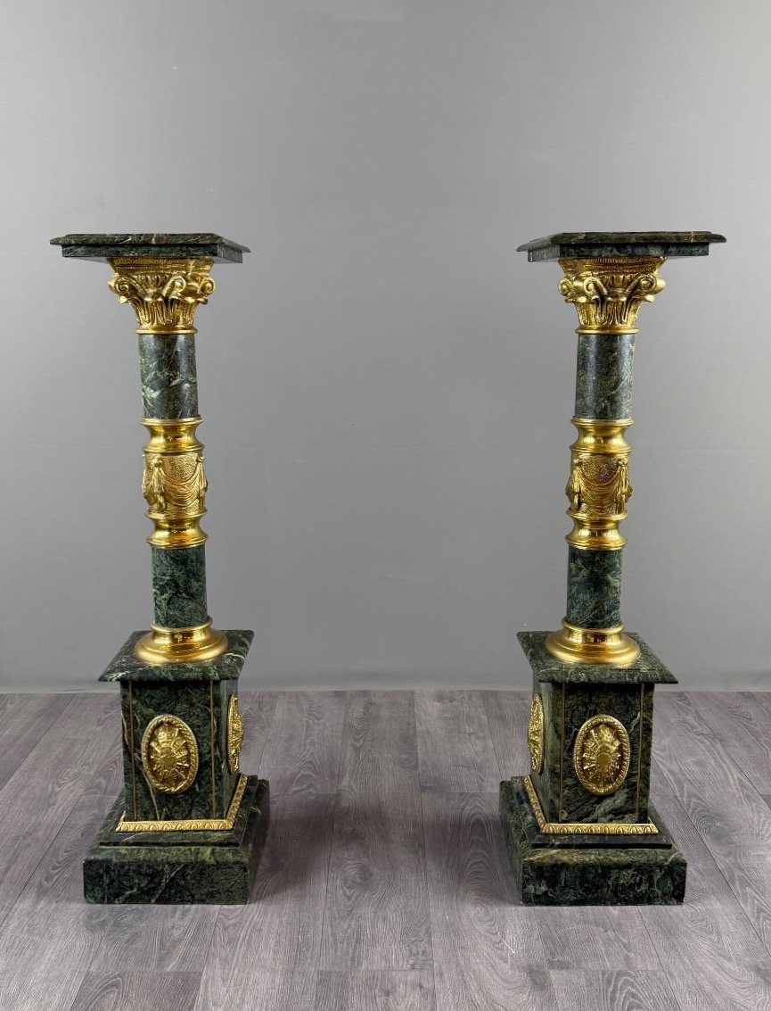 Paire de colonnes en marbre vert, bronze doré et laiton doré, XXe Siècle