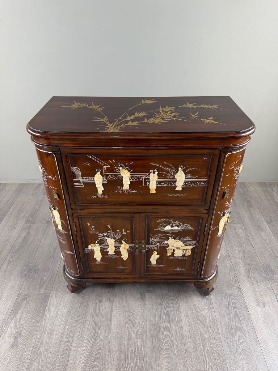 Meuble bar chinois en bois laqué et incrustations de nacre, XXe Siècle-photo-1
