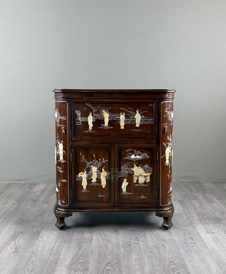 Meuble bar chinois en bois laqué et incrustations de nacre, XXe Siècle