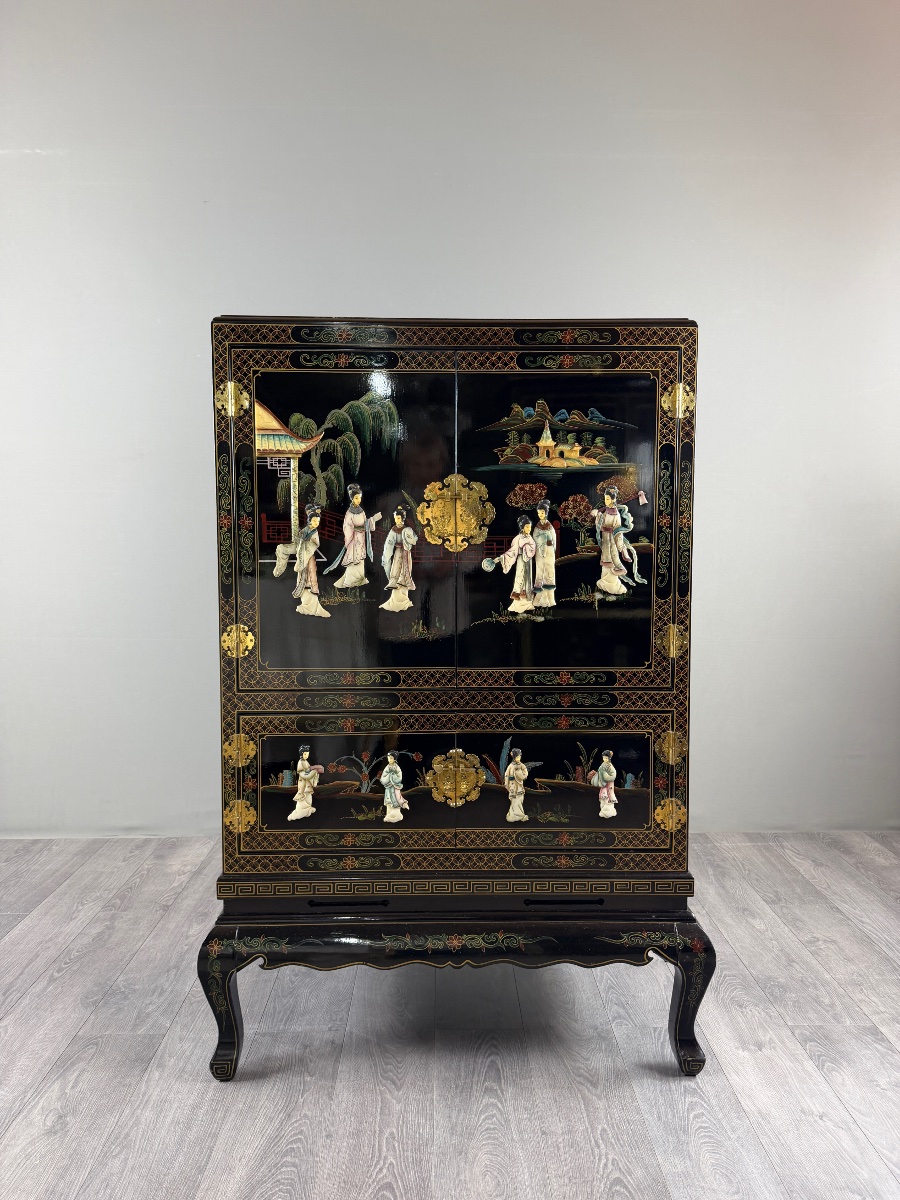 Cabinet chinois en bois laqué noir et décor polychrome , XXe siècle