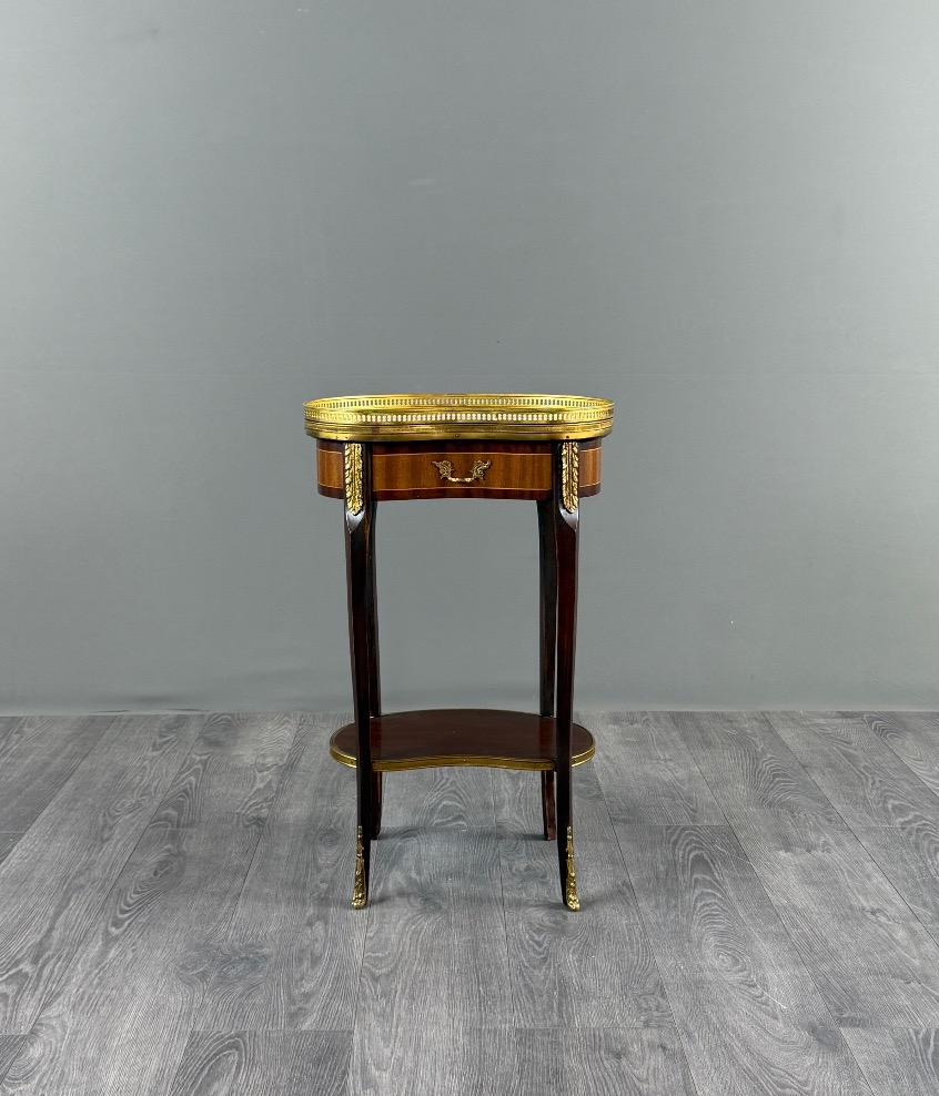 Guéridon de style Louis XVI en acajou et bronze doré, XXe Siècle