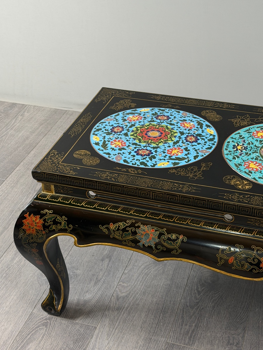 Table basse en bois laqué noir à décor cloisonné et polychrome, XXe Siècle-photo-2