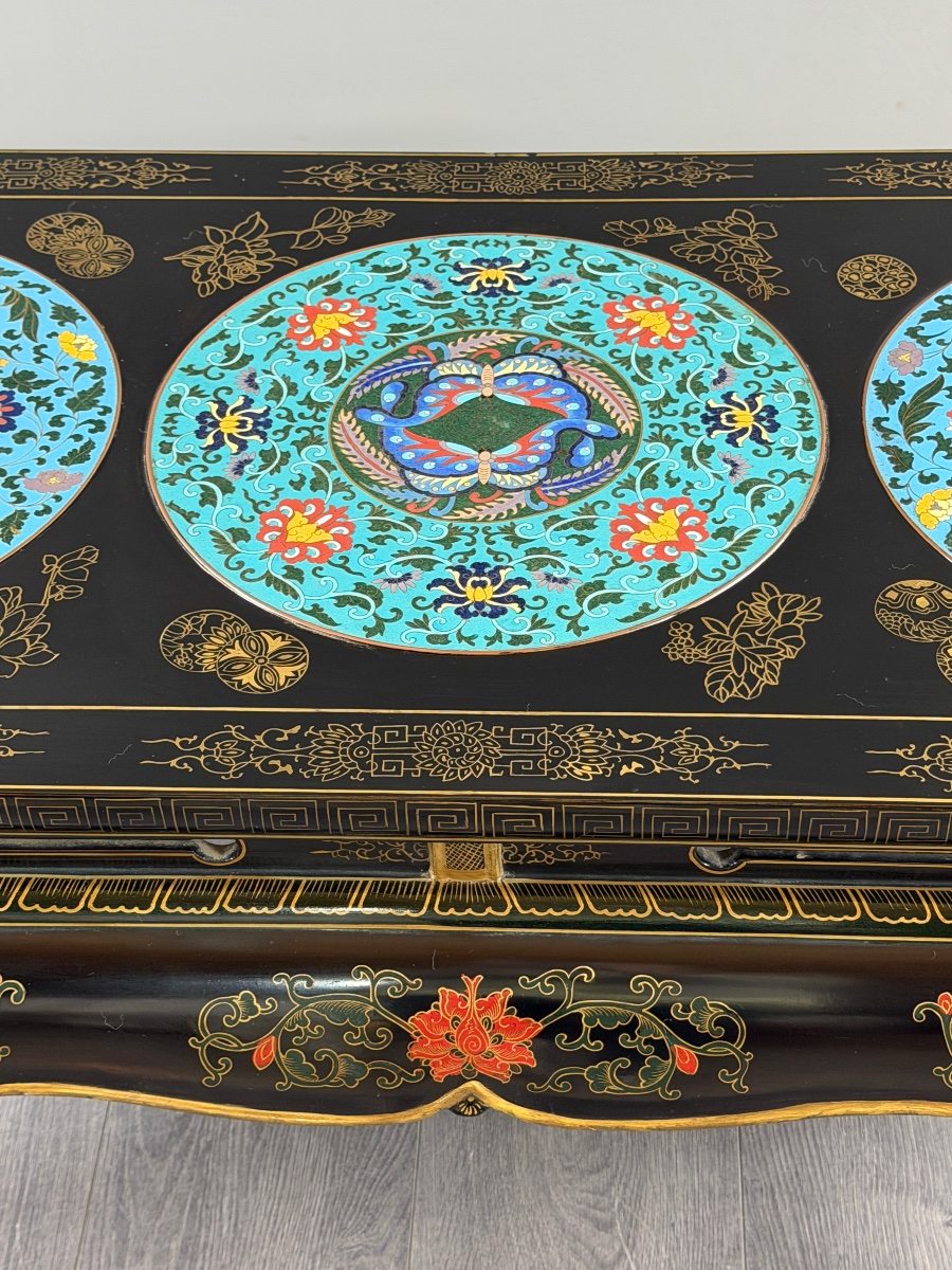 Table basse en bois laqué noir à décor cloisonné et polychrome, XXe Siècle-photo-3