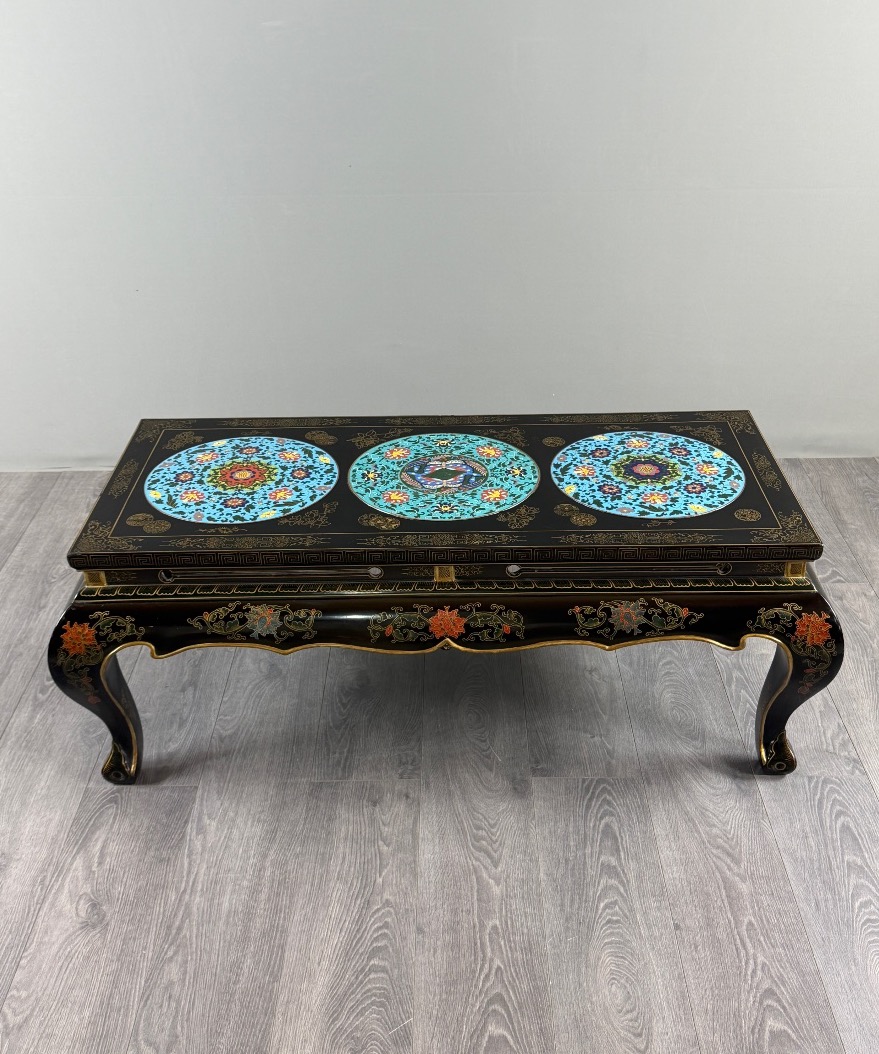 Table basse en bois laqué noir à décor cloisonné et polychrome, XXe Siècle-photo-1