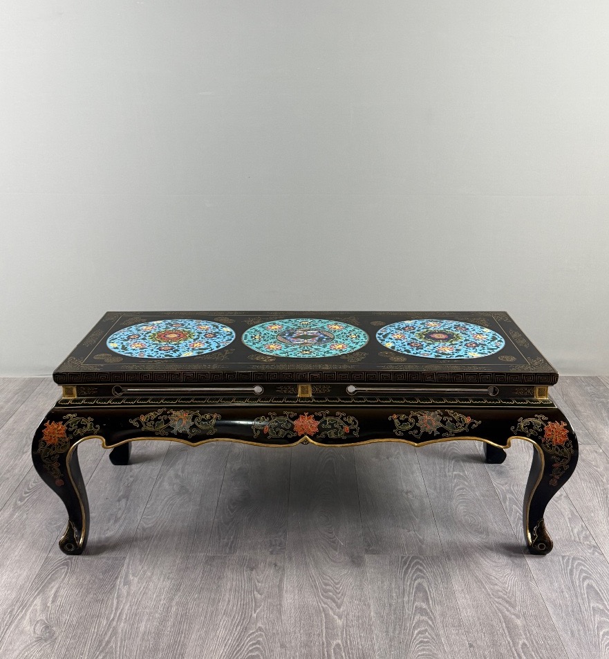 Table basse en bois laqué noir à décor cloisonné et polychrome, XXe Siècle