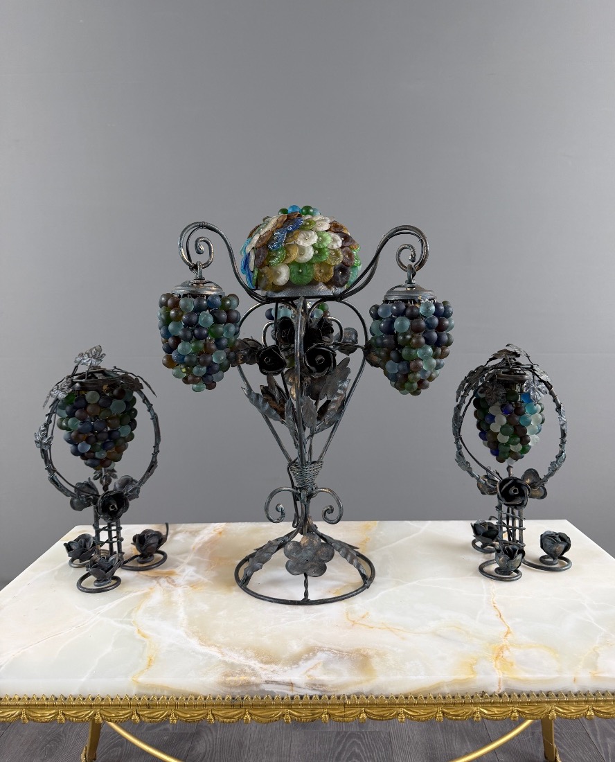 Garniture de trois lampes en bronze et verre de Murano polychrome, XXe Siècle