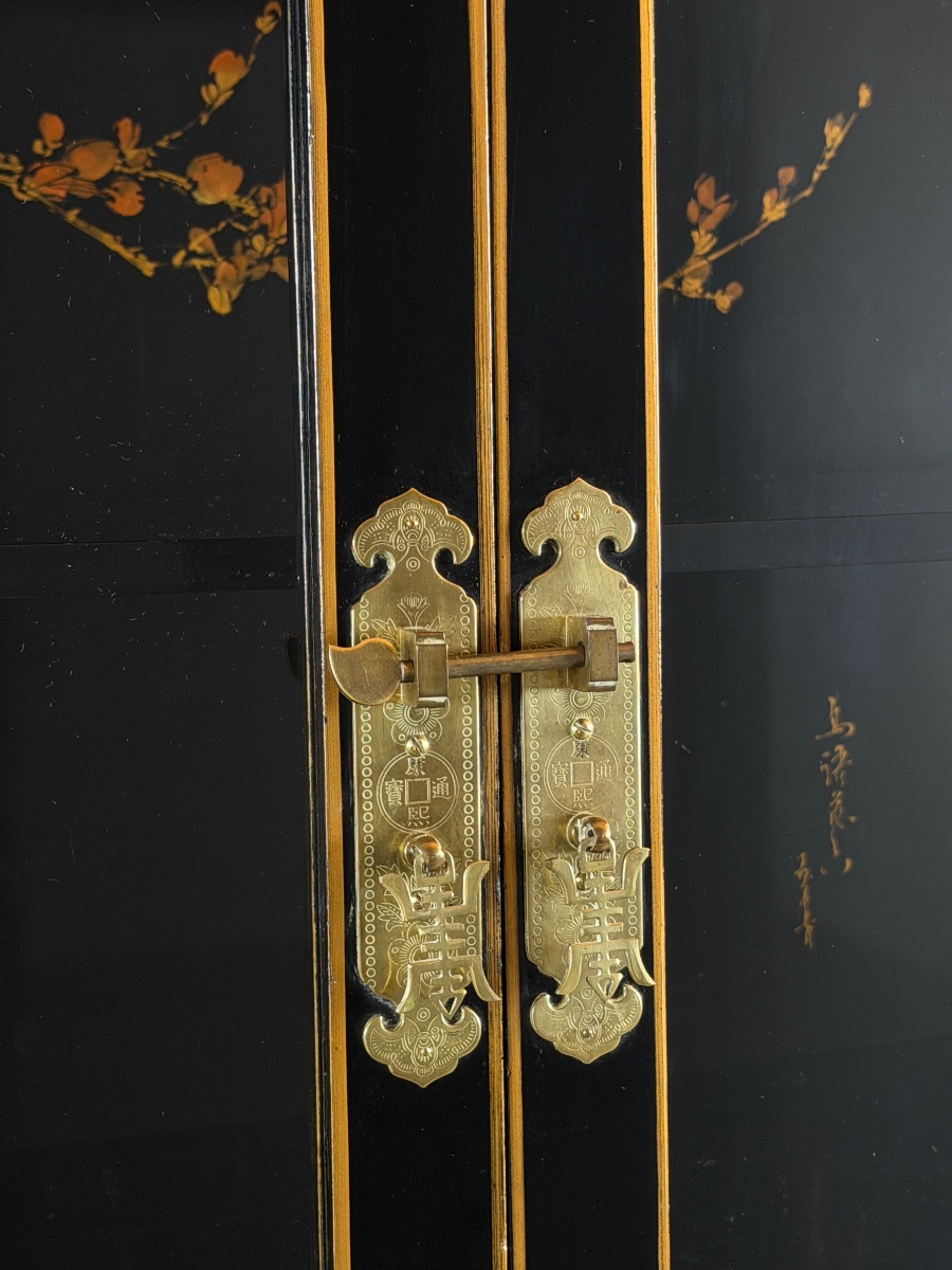 Vitrine chinoise en bois laqué noir à décor polychrome, XXe Siècle-photo-2