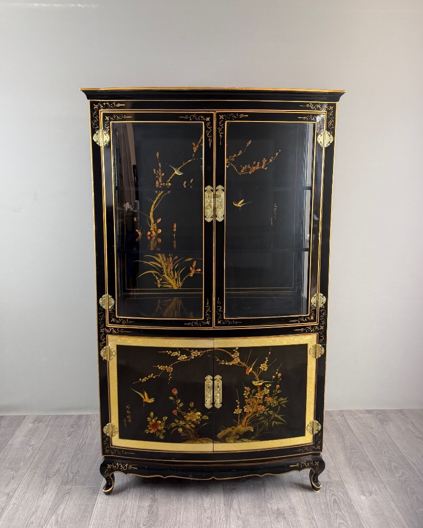 Vitrine chinoise en bois laqué noir à décor polychrome, XXe Siècle
