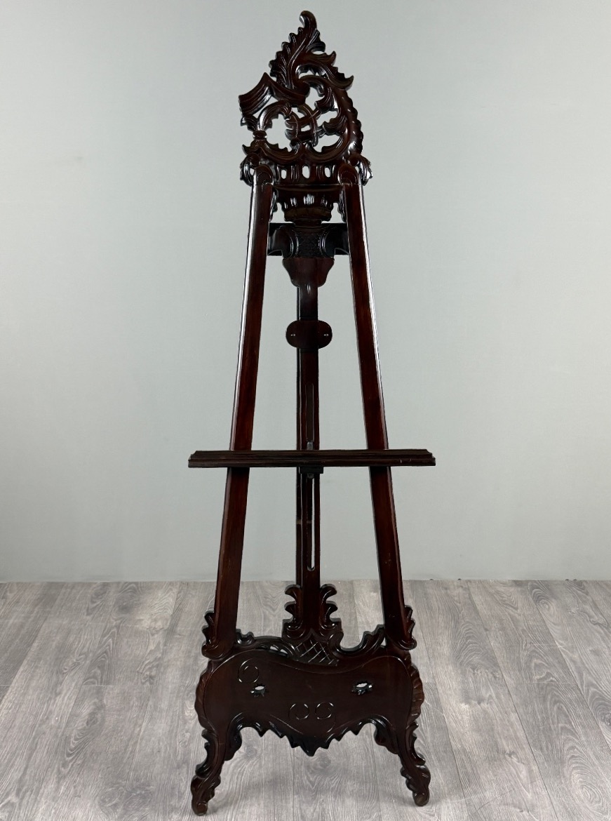 Chevalet de présentation en bois sculpté, XXe siècle