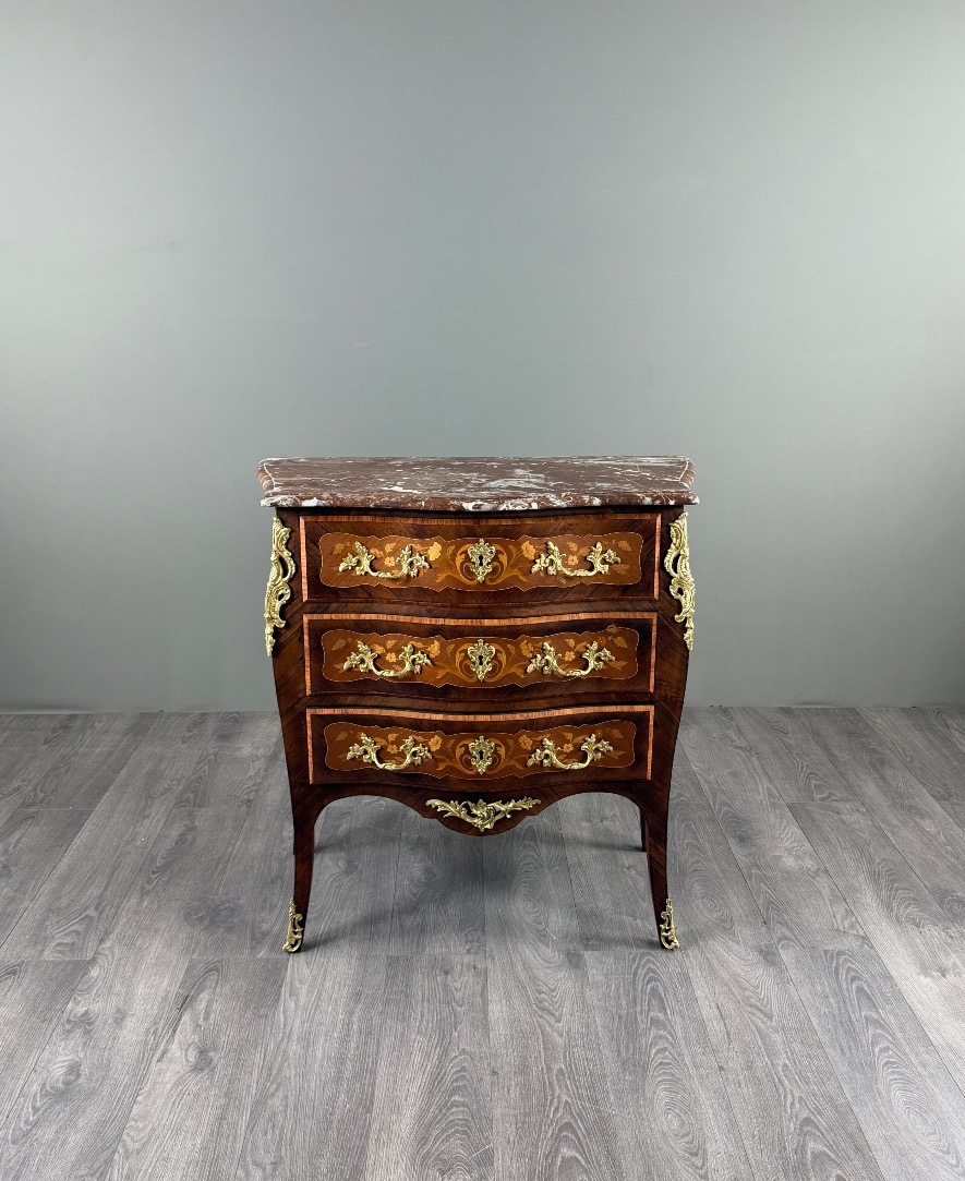 Commode de style Louis XV en marqueterie, bronze doré et marbre, XIXe Siècle