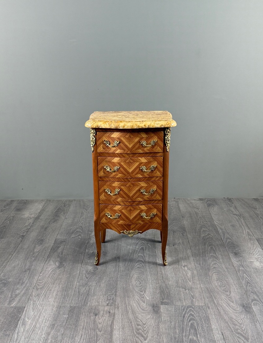 Petite commode de style Louis XV en marqueterie et dessus de marbre, XIXe Siècle