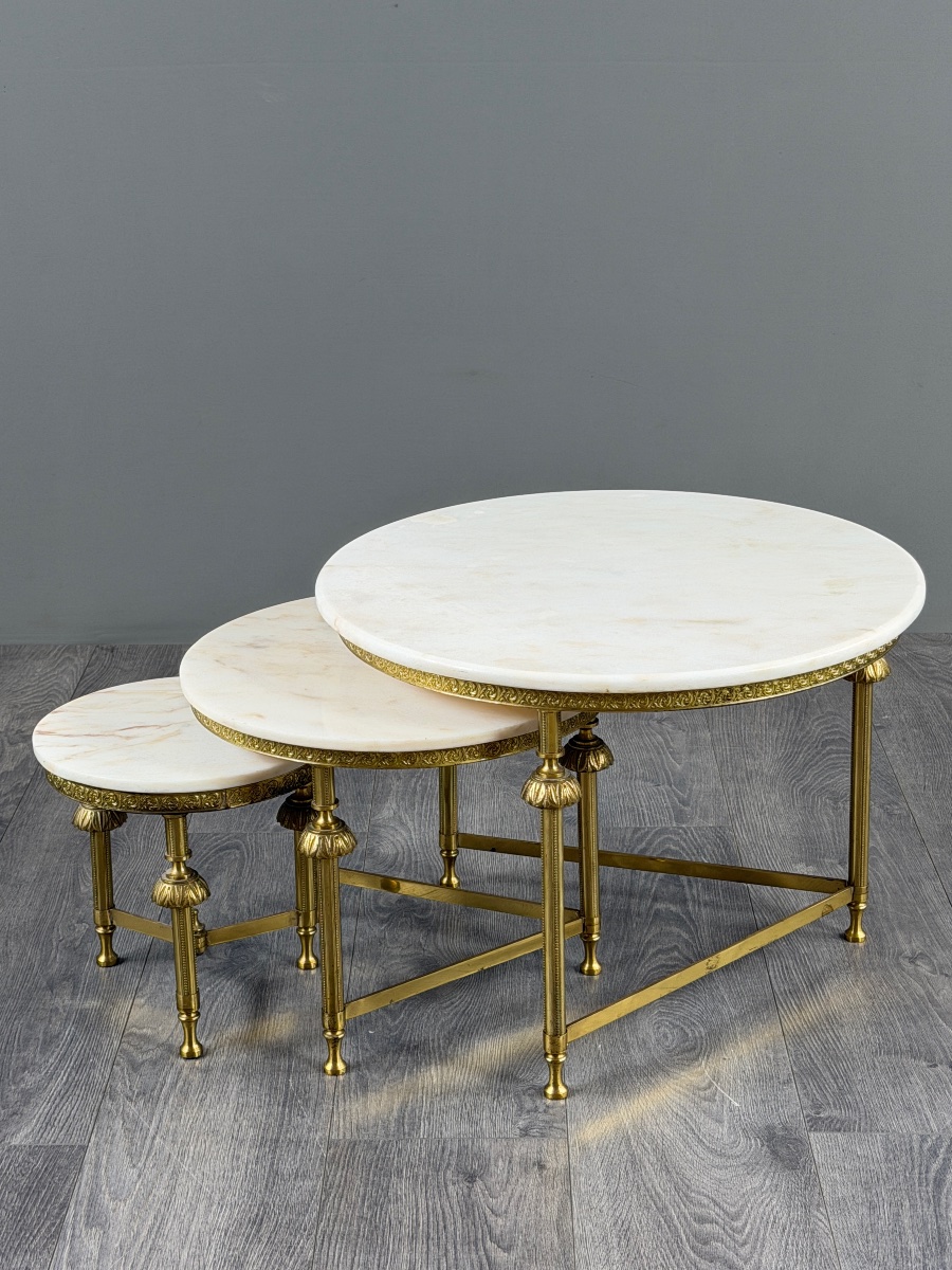 Suite de trois tables gigognes en laiton et marbre, XXe Siècle-photo-2