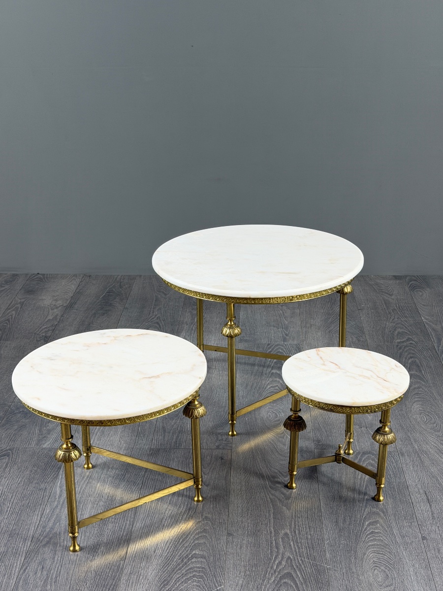 Suite de trois tables gigognes en laiton et marbre, XXe Siècle-photo-3