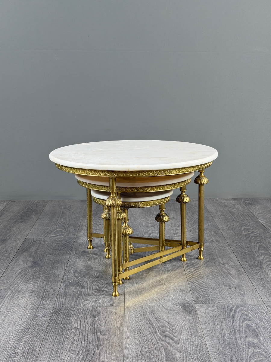 Suite de trois tables gigognes en laiton et marbre, XXe Siècle-photo-4