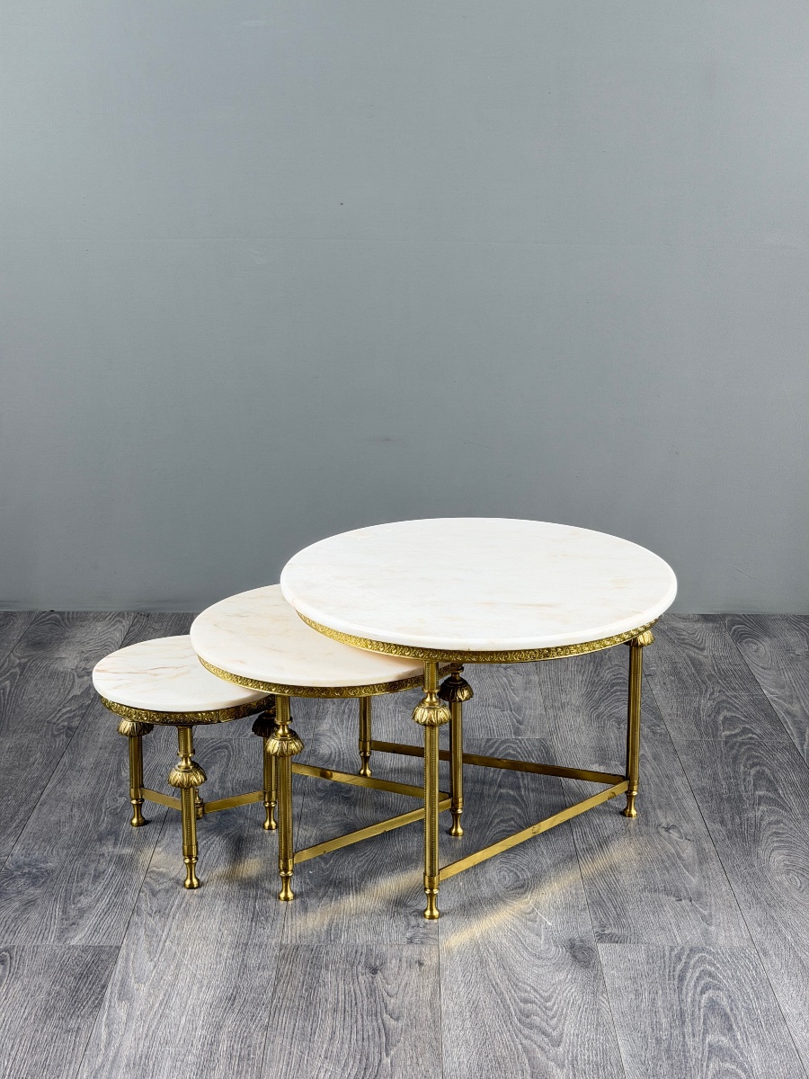 Suite de trois tables gigognes en laiton et marbre, XXe Siècle-photo-7