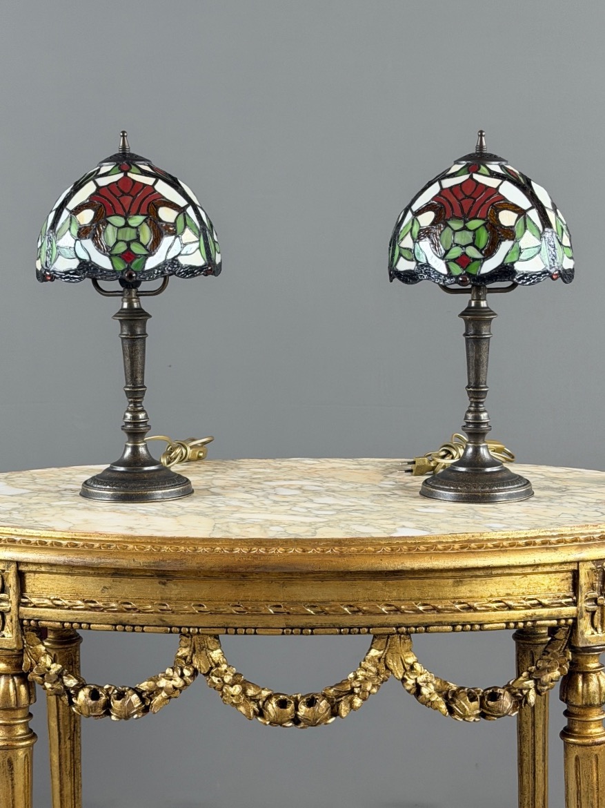 Paire de lampes de style Tiffany en verre coloré, XXe Siècle