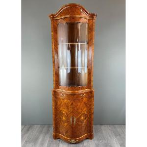 Vitrine d’angle en marqueterie, XXe Siècle