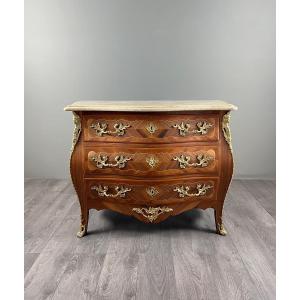 Commode galbée de style Louis XV en marqueterie et bronzes dorés, XIXe Siècle