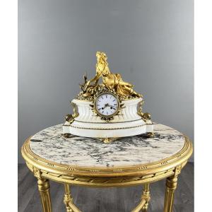 Pendule de style Louis XVI en marbre blanc et bronze doré, XIXe siècle