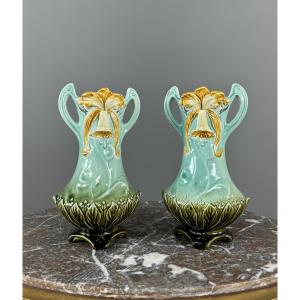 Paire de vases Art Nouveau en céramique émaillée à décor floral, XXe Siècle