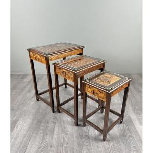 Suite de trois tables gigognes de style Chinoiserie, XXe siècle