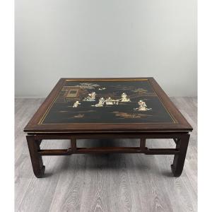 Table basse de style Chinoiserie en bois laqué et décor en nacre, XXe Siècle