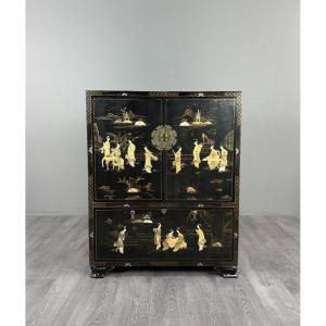 Cabinet chinois en laque noire à décor peint à la main, XXe siècle